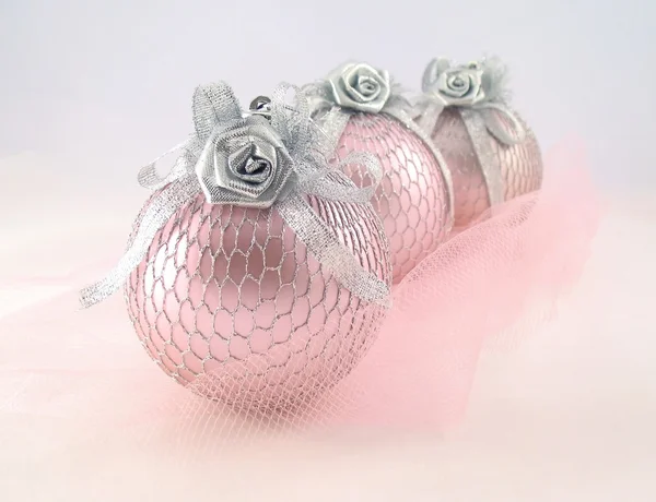 Drie roze met zilveren bol — Stockfoto
