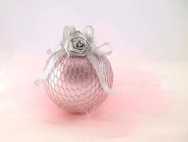 Rosa com esfera de prata para árvore de Natal — Fotografia de Stock