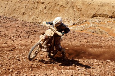 bir yokuş tırmanma enduro motosiklet