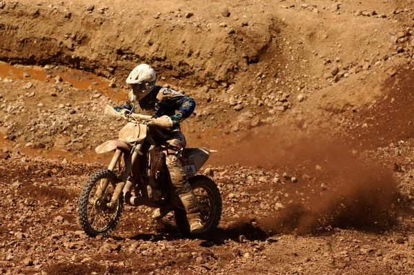 Enduro motociclo subindo uma encosta — Fotografia de Stock