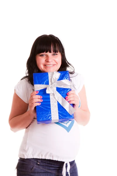 Mulher grávida com caixa de presente — Fotografia de Stock