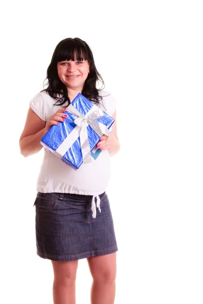 プレゼント ボックスと妊娠中の女性 — ストック写真