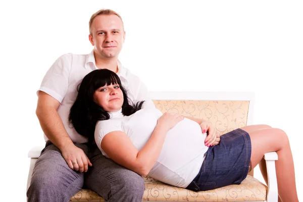 Belo jovem casal à espera de um bebê — Fotografia de Stock