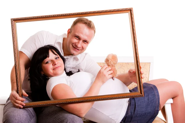 Schönes junges Paar wartet auf ein Baby — Stockfoto