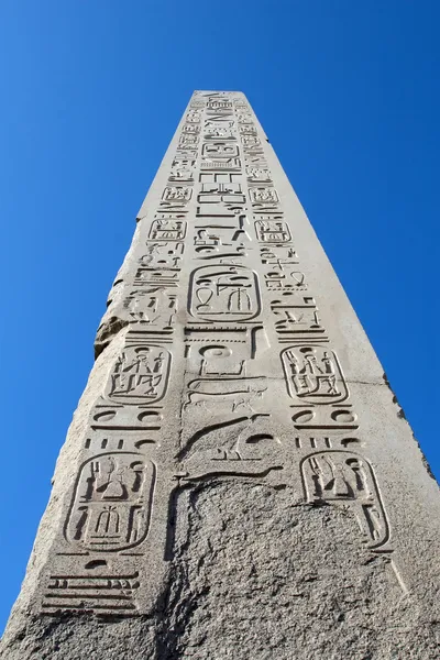 Pomnik igły w świątyni karnak — Zdjęcie stockowe