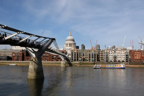 Millennium bridge w Londynie (Wielka Brytania) — Zdjęcie stockowe