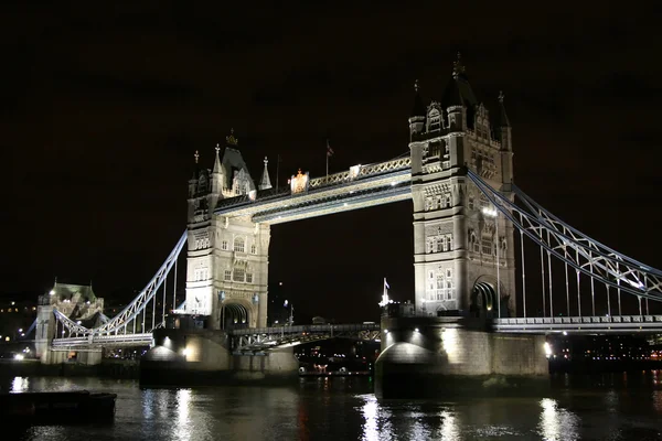 Jembatan menara dalam gelap — Stok Foto