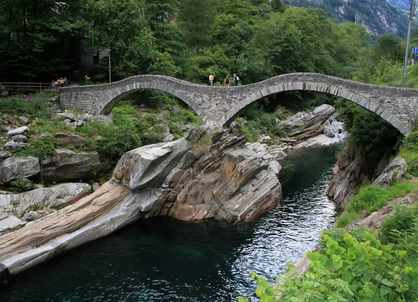 Antiguo puente de piedra —  Fotos de Stock