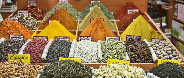 Kolorowe przyprawy na rynku — Zdjęcie stockowe
