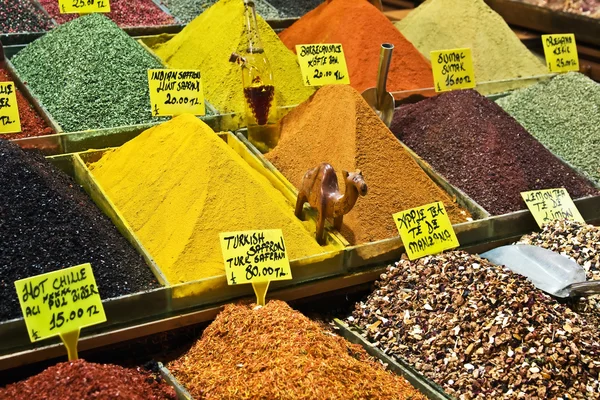 Färgstarka kryddor på marknaden — Stockfoto
