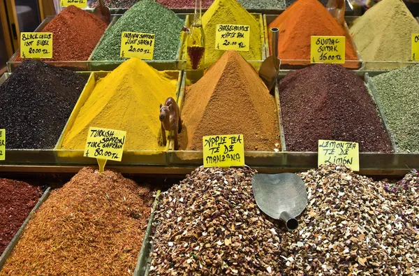 Des épices colorées sur le marché — Photo