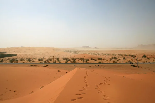 Дорога через пустелю — стокове фото