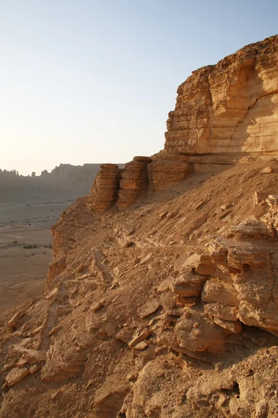 Глиняні скелі на заході сонця — стокове фото