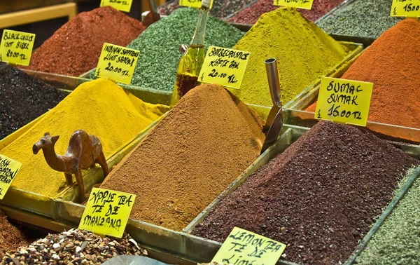 Kleurrijke specerijen op de markt Rechtenvrije Stockfoto's