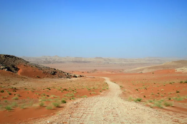 Vägen genom röda sanden öknen — Stockfoto