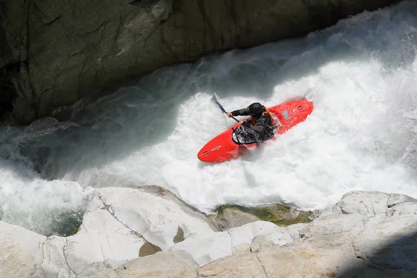 Kayaker em uma água branca — Fotografia de Stock