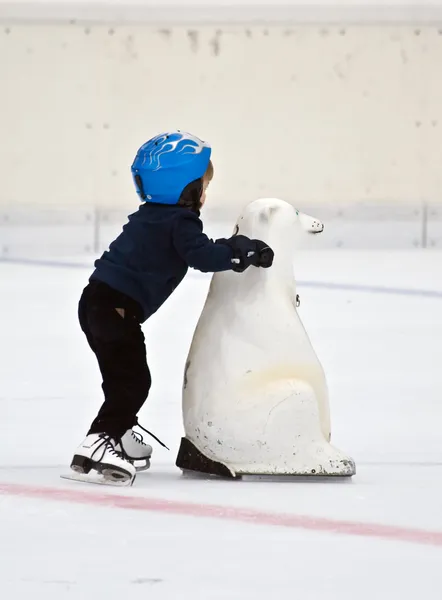 Aprender patinaje sobre hielo — Foto de Stock