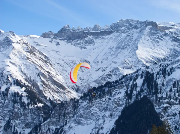 Parapente nas montanhas dos Alpes — Fotografia de Stock