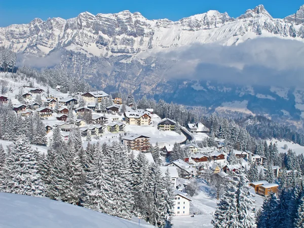 Liten by i Alperna — Stockfoto