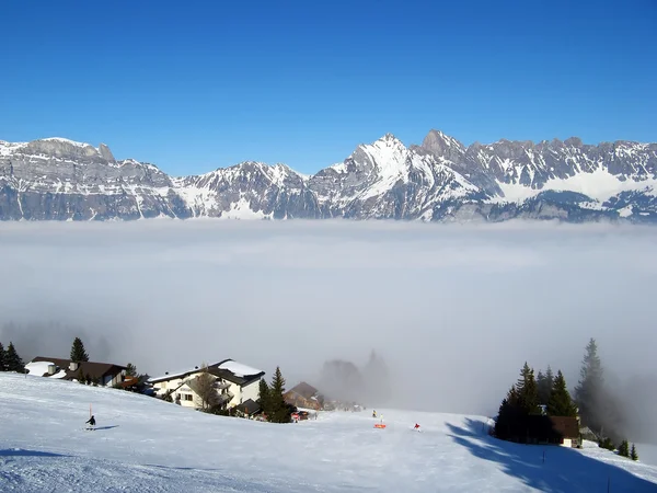 Skidåkning i schweiziska Alperna — Stockfoto