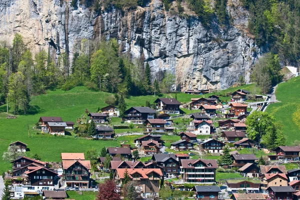 Pequeño pueblo en los Alpes — Foto de Stock