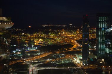 Singapur'un meşgul liman gece