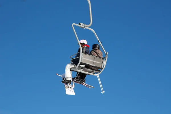 Skiërs op de lift — Stockfoto