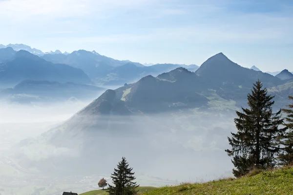 在瑞士的阿尔卑斯山中的秋天 — 图库照片