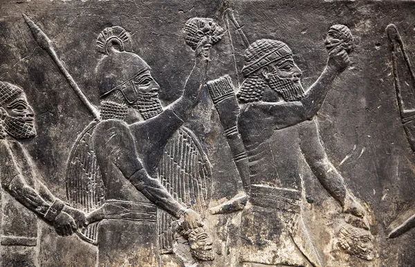 Antigas esculturas na parede assíria — Fotografia de Stock