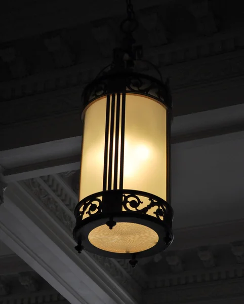 Висячая лампа — стоковое фото