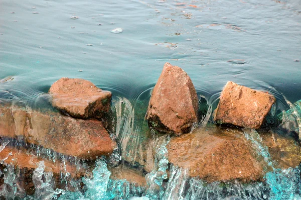 Kırmızı mavi su kaya — Stok fotoğraf
