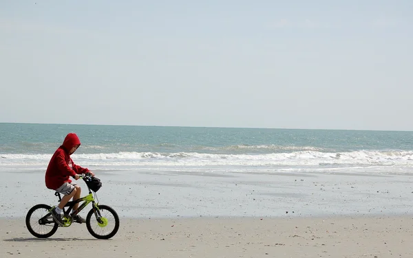 Vélos garçon sur la plage — Photo