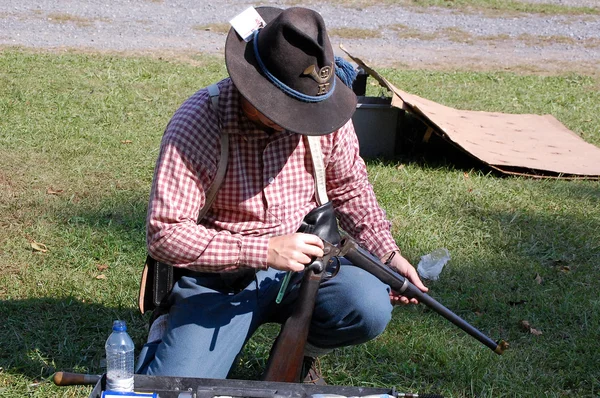 Скирмишер гражданской войны проверяет свой карабин — стоковое фото