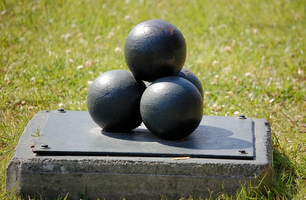 Statua a quattro palle di cannone — Foto Stock