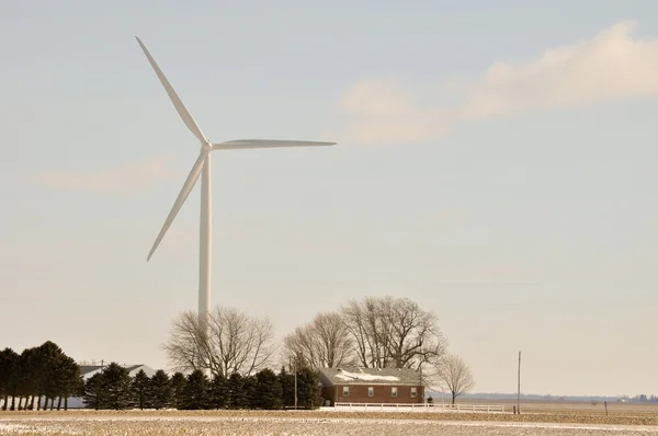 印第安纳州风电机组在家庭住宅 — 图库照片