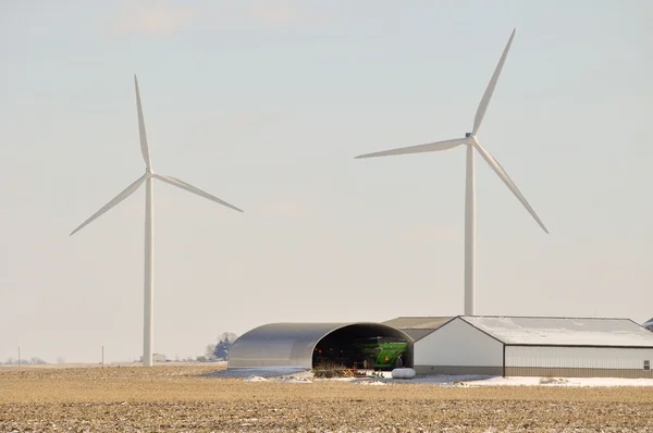 印第安纳州风电机组在农场设备 — 图库照片