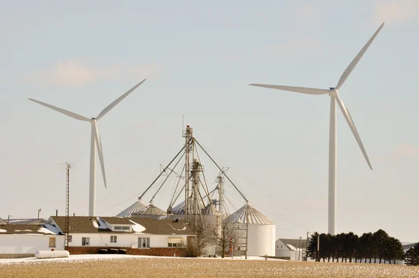 Turbina eólica de Indiana sobre silos de granja — Foto de Stock