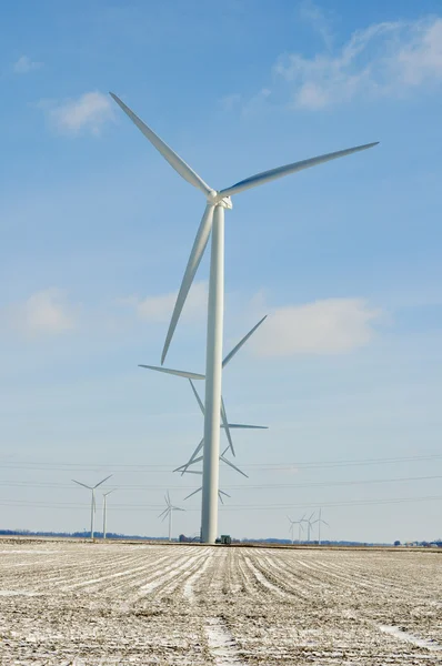 すべての行でインディアナの風力タービン — ストック写真