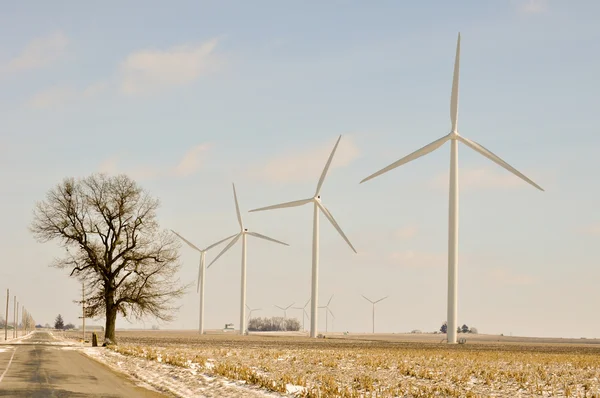 Ветряные турбины Индианы рядом с дорогой — стоковое фото