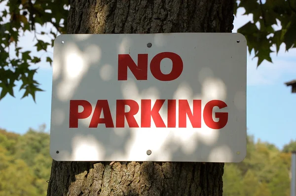 Geen parkeergelegenheid teken genageld op een boom — Stockfoto