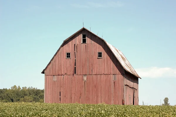 红色谷仓在印第安纳州字段 — 图库照片