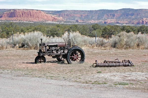 Tractor antiguo y las montañas —  Fotos de Stock