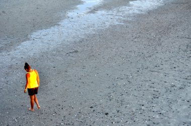 Kadın sarı kabuklar için görünüyor