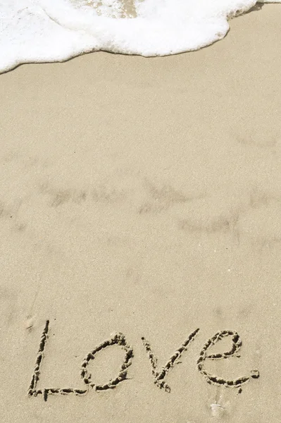 Aşkı kumda dalga ile yazılı — Stok fotoğraf