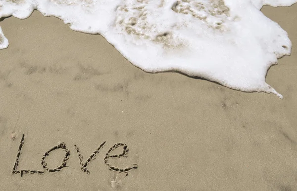 Amor escrito en la arena con olas —  Fotos de Stock