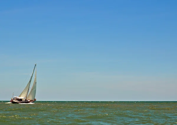 Jacht na morzu — Zdjęcie stockowe