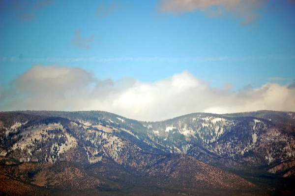 Táj havas hegyre néző — Stock Fotó