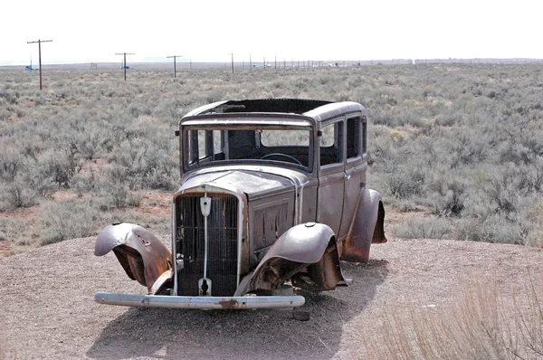 Παλαιός-timey αυτοκίνητο στην έρημο — Φωτογραφία Αρχείου