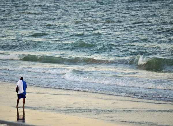 Homme marchant sur la plage — Photo