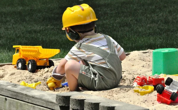 Мальчик колет в песке — стоковое фото